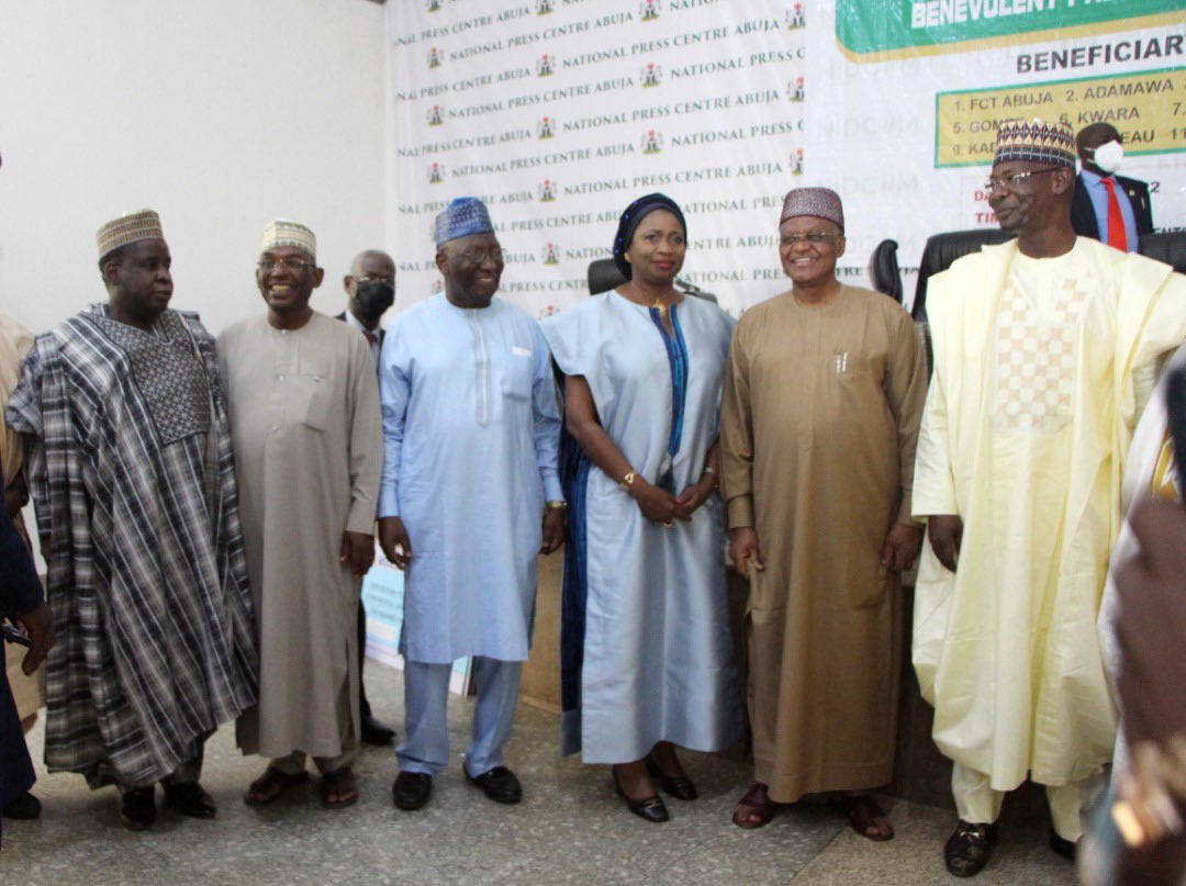 nidcom_gov's tweet photo. PRESS RELEASE

DIASPORA PROJECTS: GOV. SULE EXTOLS ZUMUNTA ASSOCIATION USA.

Abuja,  April 5, 2022:

Governor Abdullahi Sule of  Nasarawa State says Nigeria as a  country can go far where unity and love is top most in the daily affairs of citizens.
#Thread https://t.co/ltqL6XSq7J