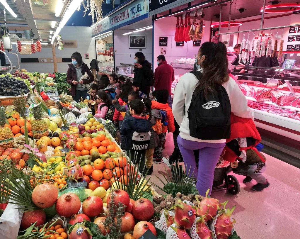 MercatsdeReus's tweet photo. Dimarts de visites escolars al Mercat Central 😊
🍓 Alumnes de 2n de l'escola Mowgli 🐟
🍐 Alumnes de P4 de l'escola Pompeu Fabra 🧀
Gràcies per venir, sou a casa vostra ♥️
#reus #mercatsdereus #mercatcentral #Mercat #reuseduca https://t.co/jR0DSmB1Nx
