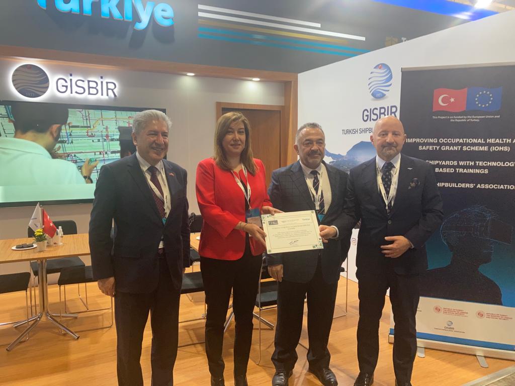 4-7 Nisan 2022 tarihleri arasında Oslo'da gerçekleştirilmekte olan Nor-Shipping Uluslararası Gemicilik Fuarı'na Türkiye Gemi İnşa Sanayicileri Birliği (GİSBİR) olarak katılım sağlandı. Standımızı ziyaret eden Norveç Büyükelçisi Sayın Fazlı ÇORMAN'a projemiz hakkında bilgi verildi