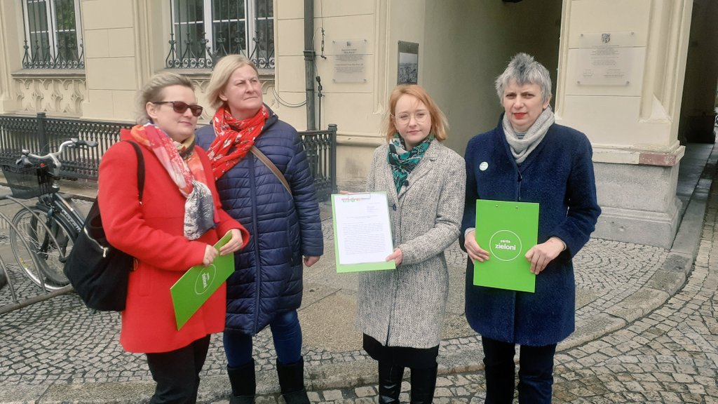 GoTracz's tweet photo. Składamy petycję do Rady Miejskiej Wrocławia o zmianę nazwy ulicy Jana Kapistrana na ulicę Madeleine Albright! Pragniemy w ten sposób upamiętnić dorobek amerykańskiej Sekretarz Stanu, podkreślając jej działania dla Polek i Polaków. @ZieloniWro @JNiezgodzka @magdarozz #SDKK https://t.co/SjHS05iaOA