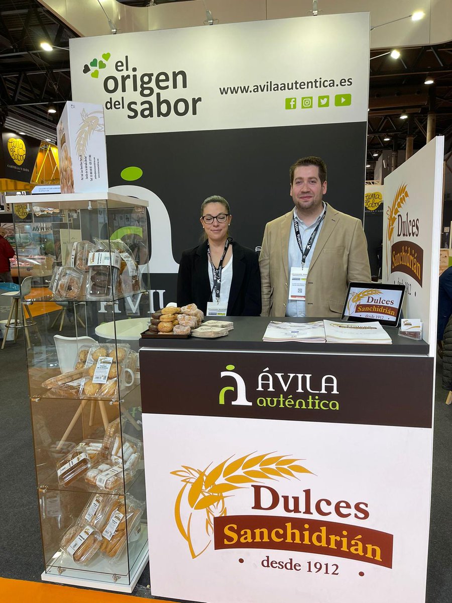 Avilaautentica1's tweet photo. ¡Seguimos disfrutando con nuestros #auténticos en @AlimentariaBCN!
Si no nos has visitado aún, aquí te dejamos algunas razones de lo más deliciosas para hacerlo 😉

🍪 #DulcesSanchidrián
💦 #Ursu9
🍭 #Golydul
👩🏻‍🍳 #LaComandaDeVico https://t.co/PjxAsolu0A