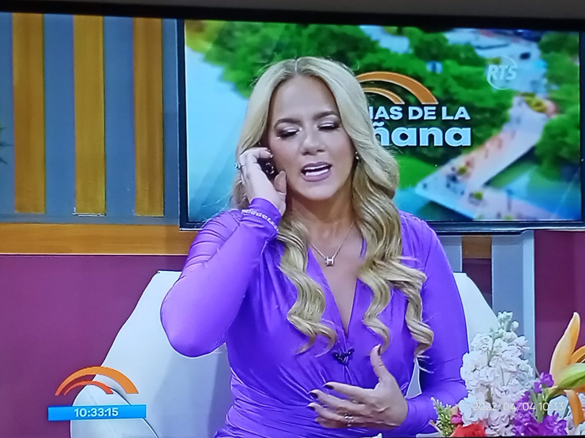 juparu_ec's tweet photo. Estados Unidos prohíbe la entrada de la familia Bucaram Pulley a su territorio en cambio la TV ecuatoriana le da la bienvenida. Regresó como que nada. Cómo que nada pasó. Habla de Dios, ponen de fondo fotos de su familia y obviamente de Dalo Bucaram ¿Y los casos de corrupción? 😶 https://t.co/4X0OiLahEn