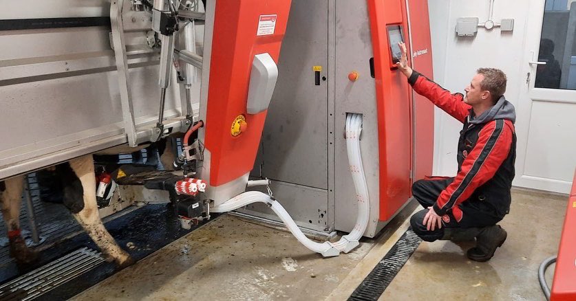 LelyHolsworthy's tweet photo. 🐄And we’re off! 🐄
The first cows are through the 3 A5 robots - it’s a great team effort between the Heard family and members of the @Lely_DC team this morning.
#lely #lelydevonandcornwall #lelyastronaut #startupday #robotstartup #teamdairy #devonfarming https://t.co/R2Jt5Je4zW