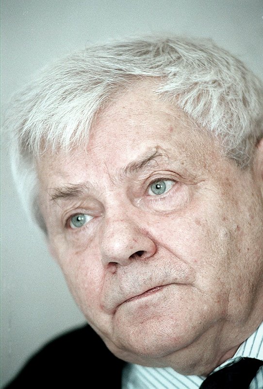 glosyherberta's tweet photo. postronni obserwatorzy
podają cyfry wątpliwe
opatrzone haniebnym
słówkiem „około"

a przecież w tych sprawach
konieczna jest akuratność
nie wolno się pomylić
nawet o jednego

jesteśmy mimo wszystko
stróżami naszych braci

niewiedza o zaginionych
podważa realność świata

#ZHerbert https://t.co/VD39lOdwTW