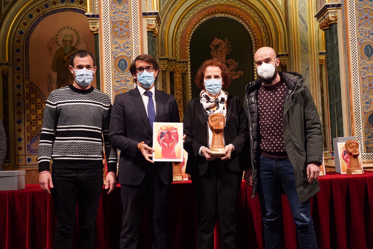 fvmpendirecto's tweet photo. Juan de Dios Navarro Caballero, Diputado Provincial de Alicante de Innovación, entrega el Premio "Fomento de la Salud Pública" a alcaldesa de Enguera, Maria Matilde Marín. #PremisFVMPBonGovern https://t.co/qgQkivyBsD