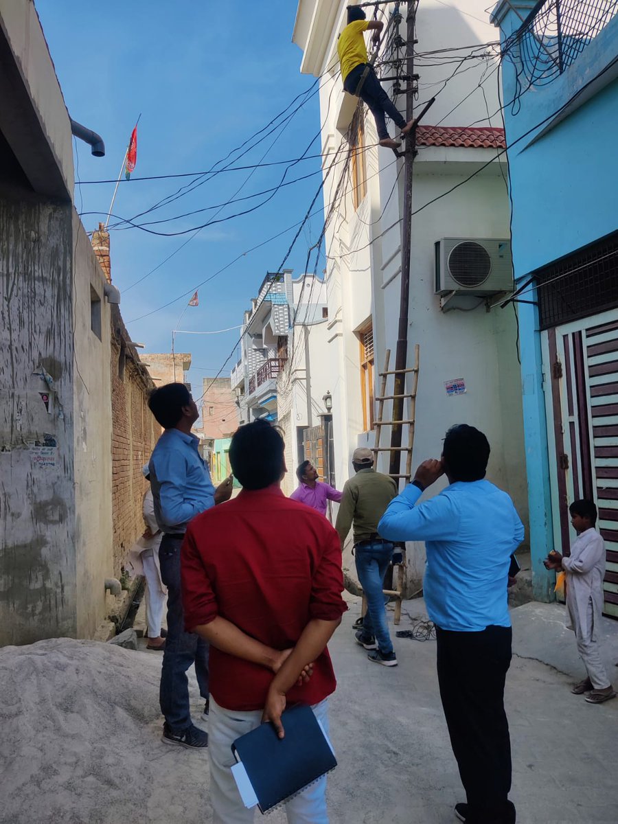 pvvnlsambhal's tweet photo. Checking abhiyan in sambhal town by EE-Sambhal and SDO-I under Edd Sambhal.@mduppcl 
@MdPvvnl 
@UppclChairman https://t.co/gDdznX9ZfC