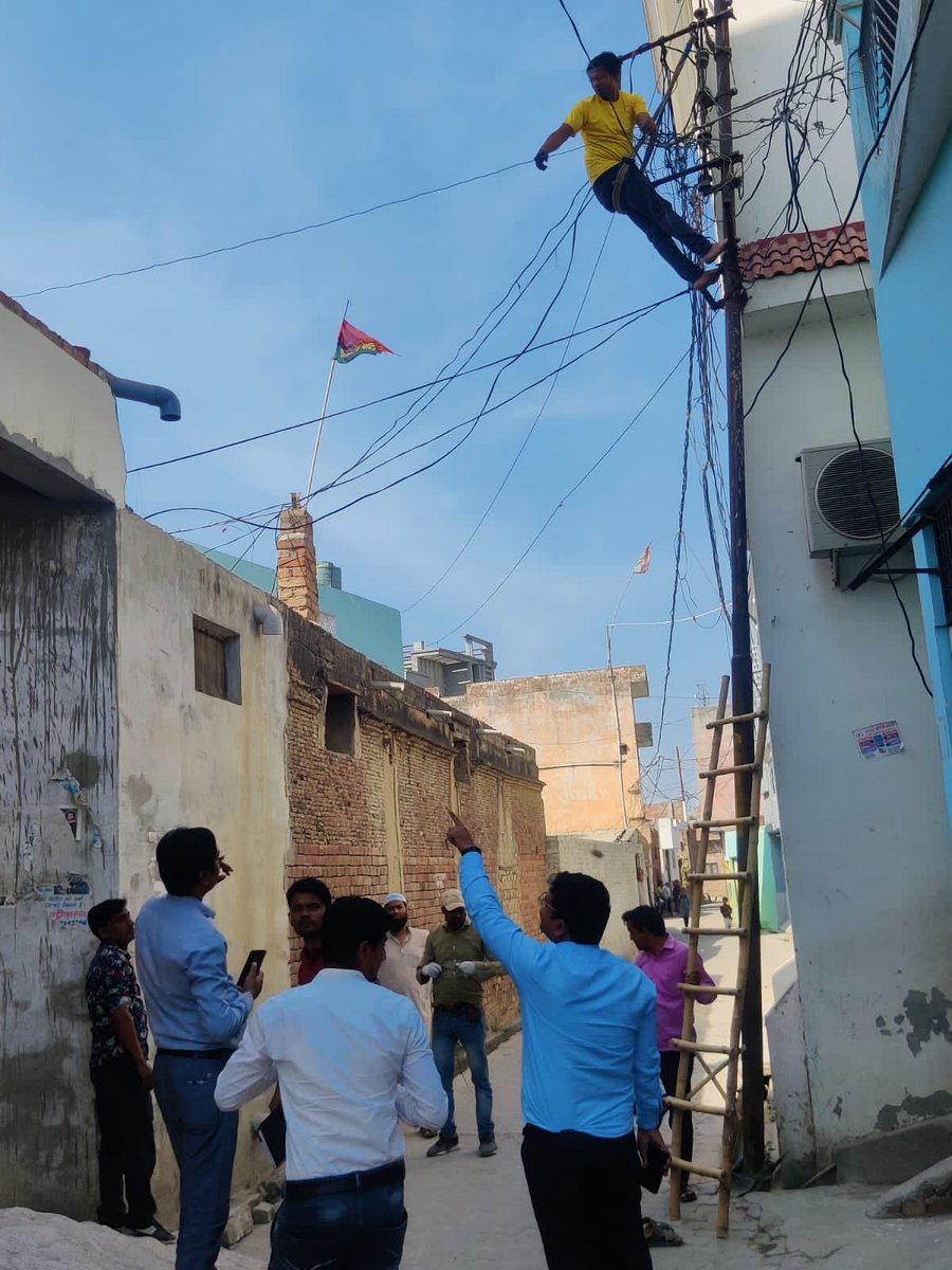 pvvnlsambhal's tweet photo. Checking abhiyan in sambhal town by EE-Sambhal and SDO-I under Edd Sambhal.@mduppcl 
@MdPvvnl 
@UppclChairman https://t.co/gDdznX9ZfC
