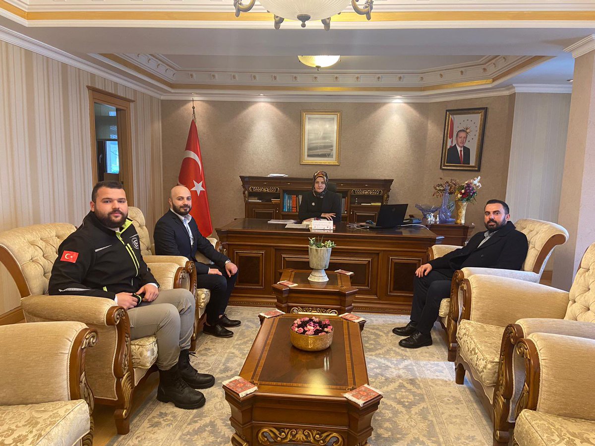 AFAD tarafından seviye1 eğitimlerini tamamlayan Beykoz Üniversitesi Arama Kurtarma Ekibi, Kaymakamımız Sn. Esengül Korkmaz Çiçekli’yi makamında ziyaret etti.

Kaymakamımız, Arama Kurtarma Ekibinin  faaliyetleri hakkında bilgi alarak nazik ziyaretlerinden dolayı  teşekkür etti.