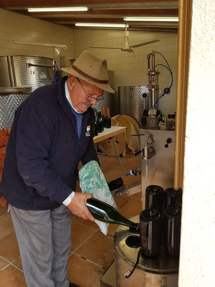 Hoy una mañana fría y lluviosa que aprovechamos para preparar nuestro vino espumoso natural #BlancaMaría y aquí Marcelino Serrano con su buena mano en el proceso de congelación del cuello de botella, desgorgado, taponado y esbozado. Disfrutando de un buen día de primavera.