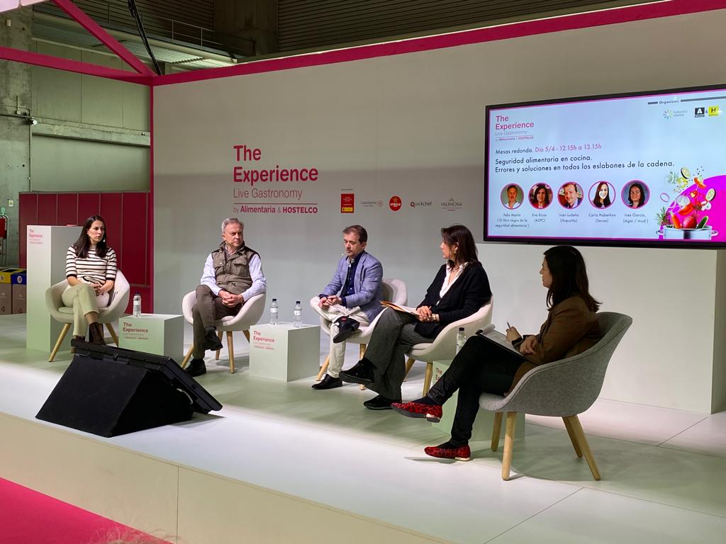 AlimentariaBCN's tweet photo. 🎙 Mesa redonda: 'Seguridad alimentaria en cocina. Errores que nunca se deben cometer.' en #TheExperienceLiveGastronomy #Alimentaria2022
🗣 Félix Martín, formador y consultor; @LudenaIvan, director de #Iluquality; Eva Rico, Generalitat de Catalunya; y Carla Haberkon de @Secoe_. https://t.co/PaD0C4ieek