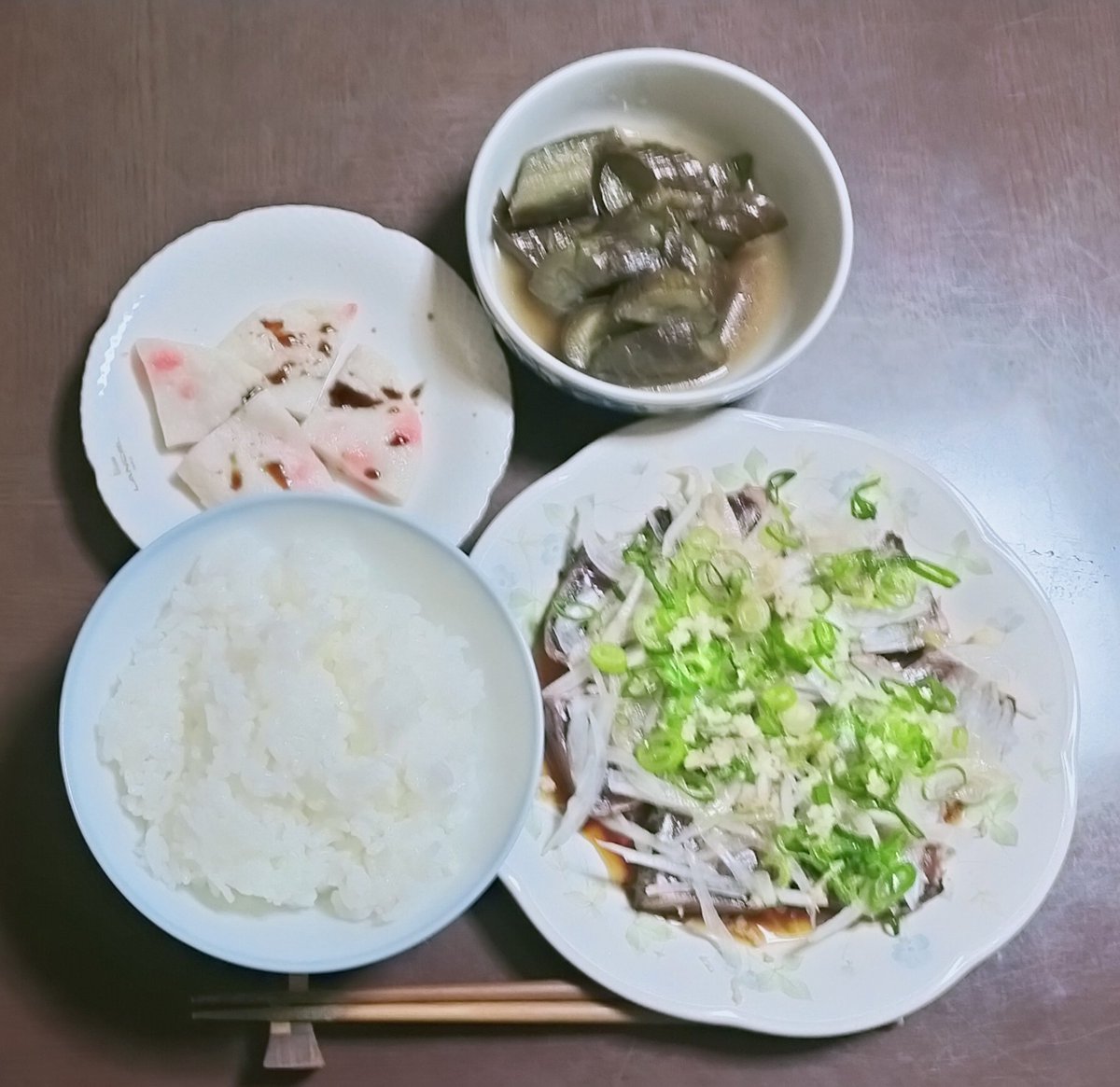 今日の夕食は鰹のたたき🐟( '-' 🐟 )に茄子🍆にしょうが天とご飯です！鰹のたたきは身が締まっていて美味しかったです！ご飯にちょっとinしてから食べると👍ご馳走さまでした😋🍴🙏🏻