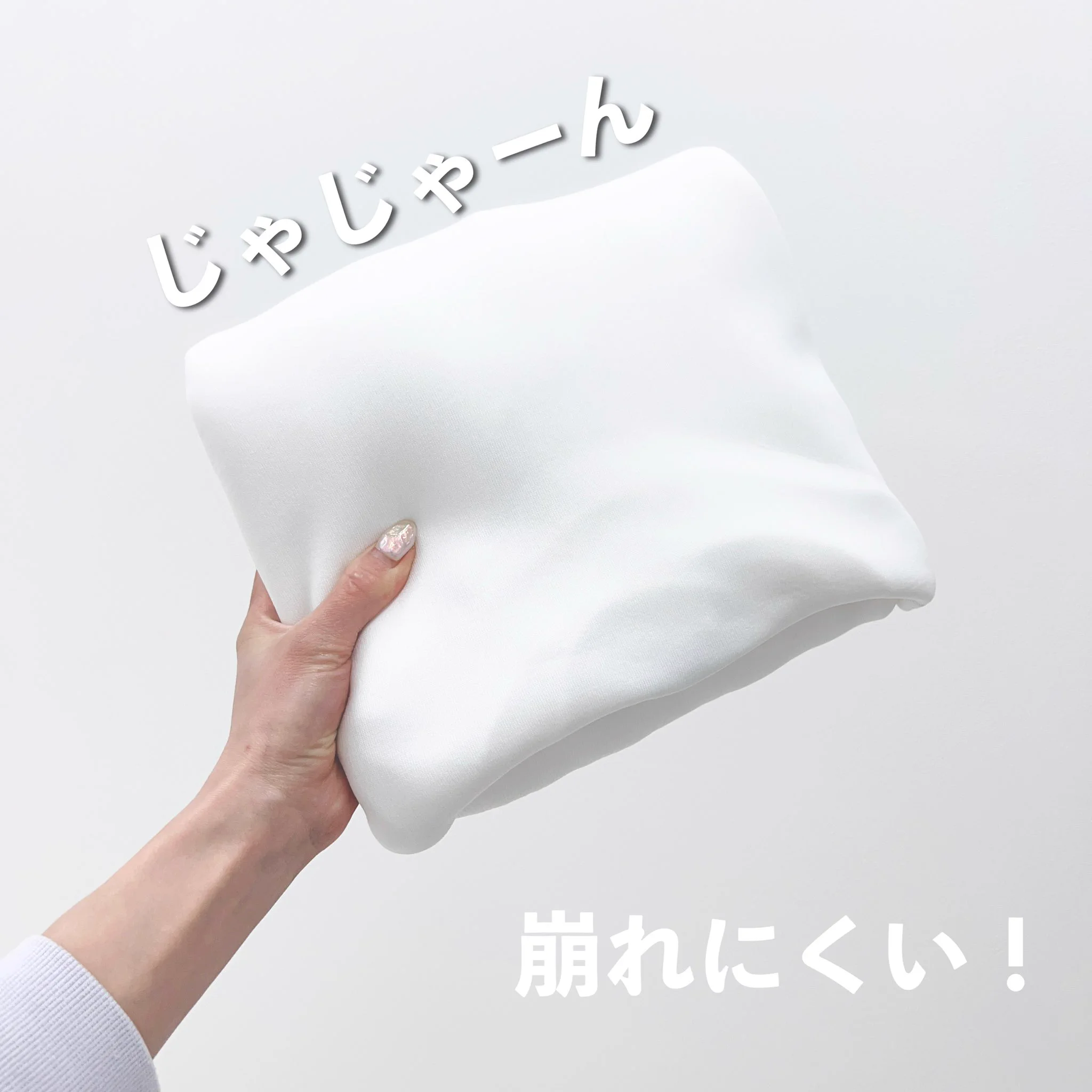このたたみ方だと出したりしまったりしてもバラけにくい？！覚えておきたいパーカーのたたみ方！