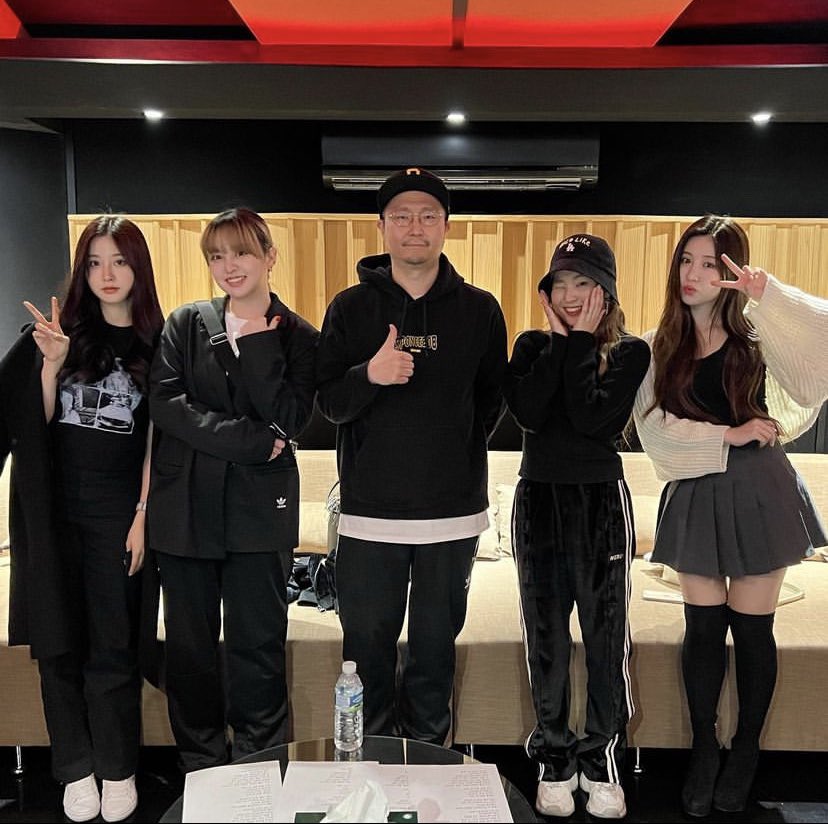 LUNARSOLAR_INTL's tweet photo. Producer DIME posted on Instagram

“Girl group LUNARSOLAR Recording

#Bugs #GirlGroup #LUNARSOLAR #NewSong #BugsStudio”

🔗 https://t.co/CYn0jWqh1C

#루나솔라 @LUNARSOLAR_ https://t.co/I9DKJR9jSD