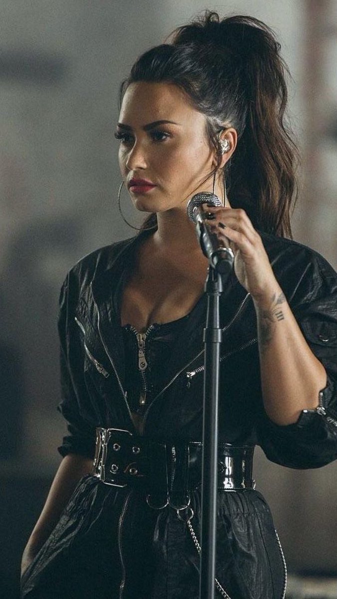 JAILEYSWRLD's tweet photo. Miley Cyrus and Demi Lovato not having a Grammy is the biggest snub of all https://t.co/K6q0GrqCDo