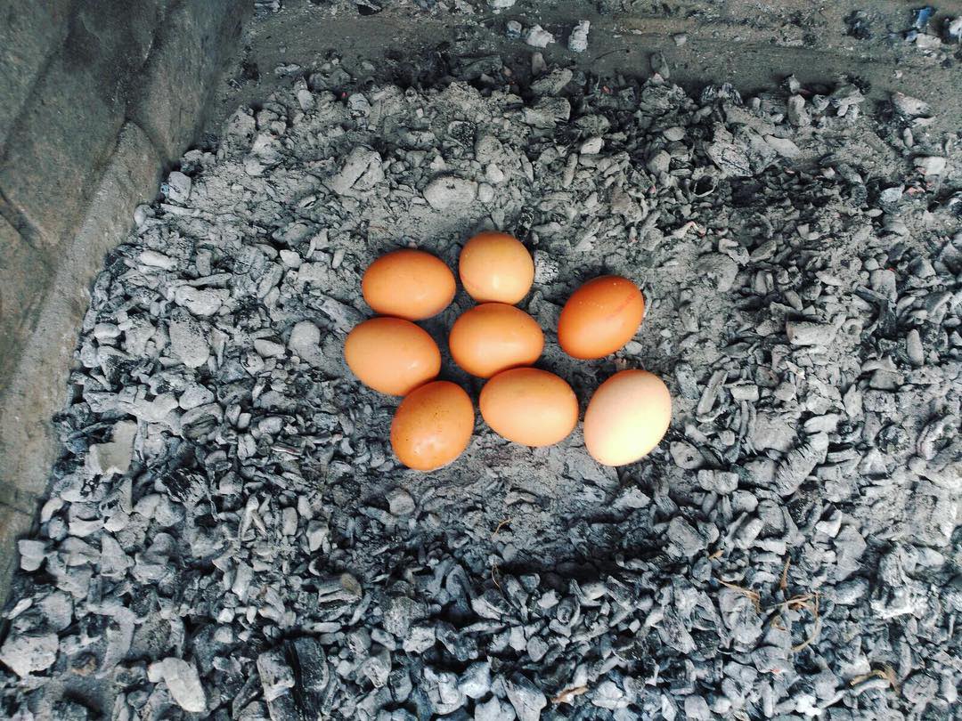 Huevos asados, una delicia que forma parte del menú del Festival Gastronómico del Ajo Asado que celebramos durante marzo y abril en nuestro restaurante.
Reserva anticipada: 941 380 150
Marzo y abril.
#FestivalGastronómicoDelAjoAsado #HotelVirrey
#GastroHotel #Arnedo #LaRioja