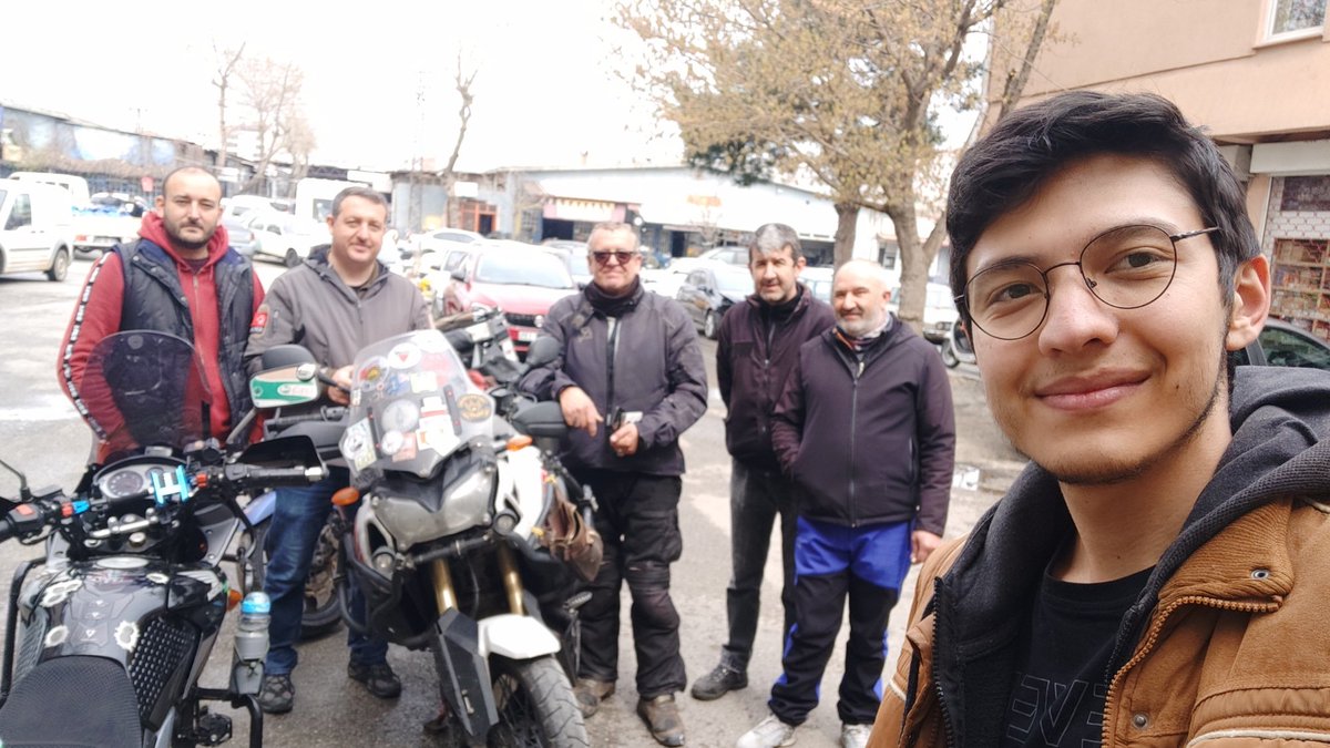 İngiltere den yola çıkıp Türkiye ye gelen motosikletli gezgin Titus drummond Kırklareli ne geldiğinde motosikletin de arıza meydana gelmiş karargahımız da sorunu giderildi