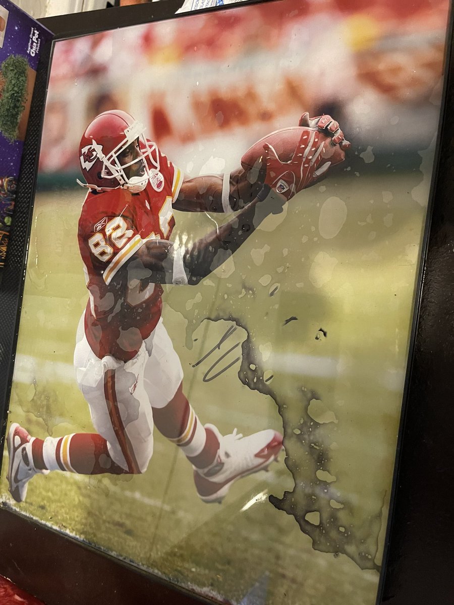 tkaybkc's tweet photo. @moneybomusic DBowe IοΏ½οΏ½οΏ½ve had this autographed pic for over 10 years and it got ruined over the weekend!!!π any chance I can get a new autographed pic ππ½ β€οΈπ #Chiefs #chiefskingdom #Dbowe I just moved I was in the process of hanging memorabilia on the walls ππ€¦ββοΈ https://t.co/C6oSwDZsfK