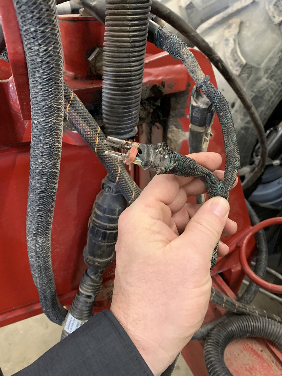 NZwambag's tweet image. Remember to check pinch point for cable connections on your planter and tractor #Plant22 #SmartPlanter