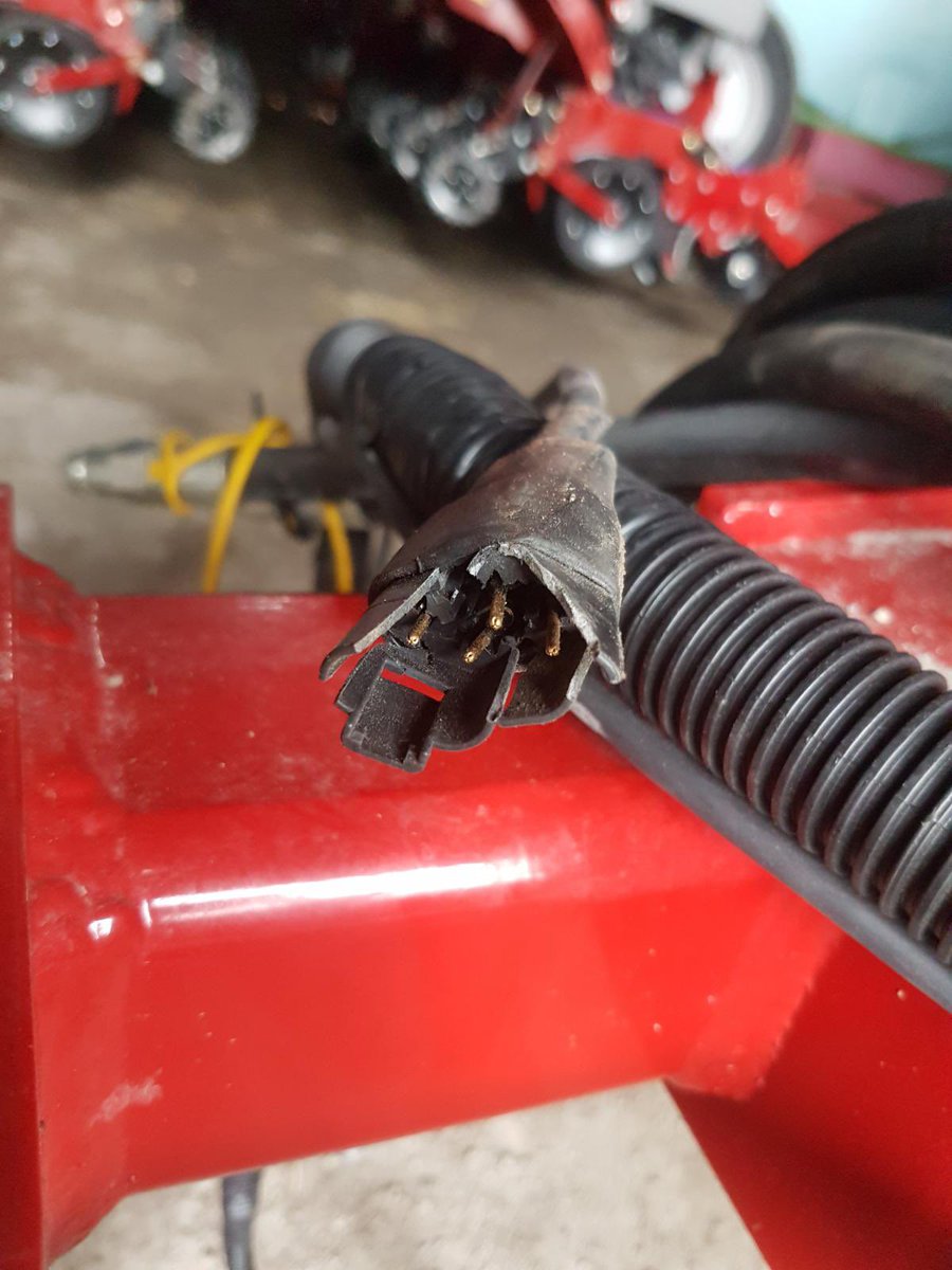 NZwambag's tweet image. Remember to check pinch point for cable connections on your planter and tractor #Plant22 #SmartPlanter