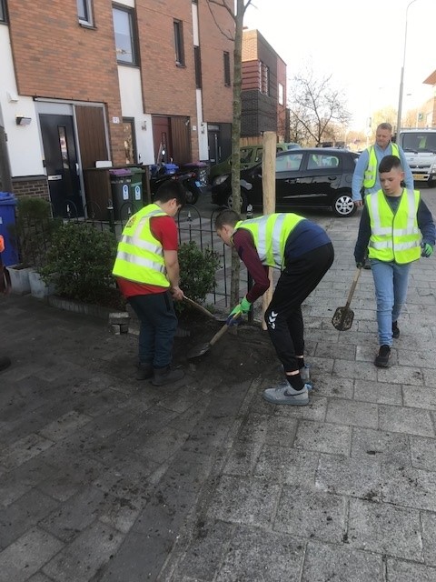 GemeenteDelft's tweet photo. Handen uit de mouwen voor #leerlingen van de Laurentius school. In het kader van de landelijke #Boomfeestdag hebben zij samen met de gemeente #bomen geplant aan de Burgemeestersrand🌳 Dat ziet er weer gezellig uit in de straat!

#Delft #GemeenteDelft #Delftwordtgroen https://t.co/msLp96D24W