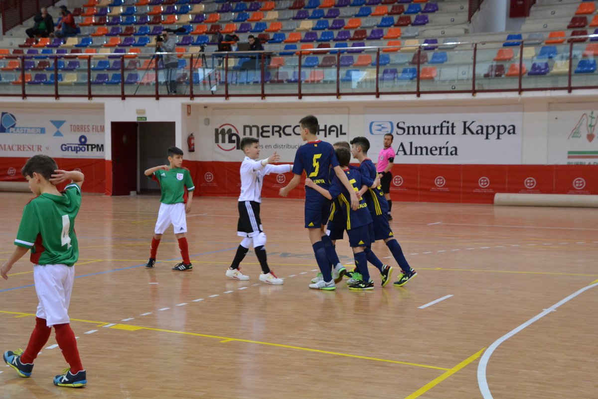 FCF_CAT's tweet photo. 🏆⚽️ Triomf solvent de Catalunya Aleví masculí contra @EFF_FVF per 1⃣5⃣ a 0⃣

🔜 Demà, a les 12.00 hores i en directe a https://t.co/CBlaqmJORl, es jugarà el pas a les semifinals contra @RFAF

🔗 Més a https://t.co/spUDnQ7BrS

#SeleccionsCatalanesFS #CampionatsEspanyaFS #AlevíFS https://t.co/j8GiP2uyJ9