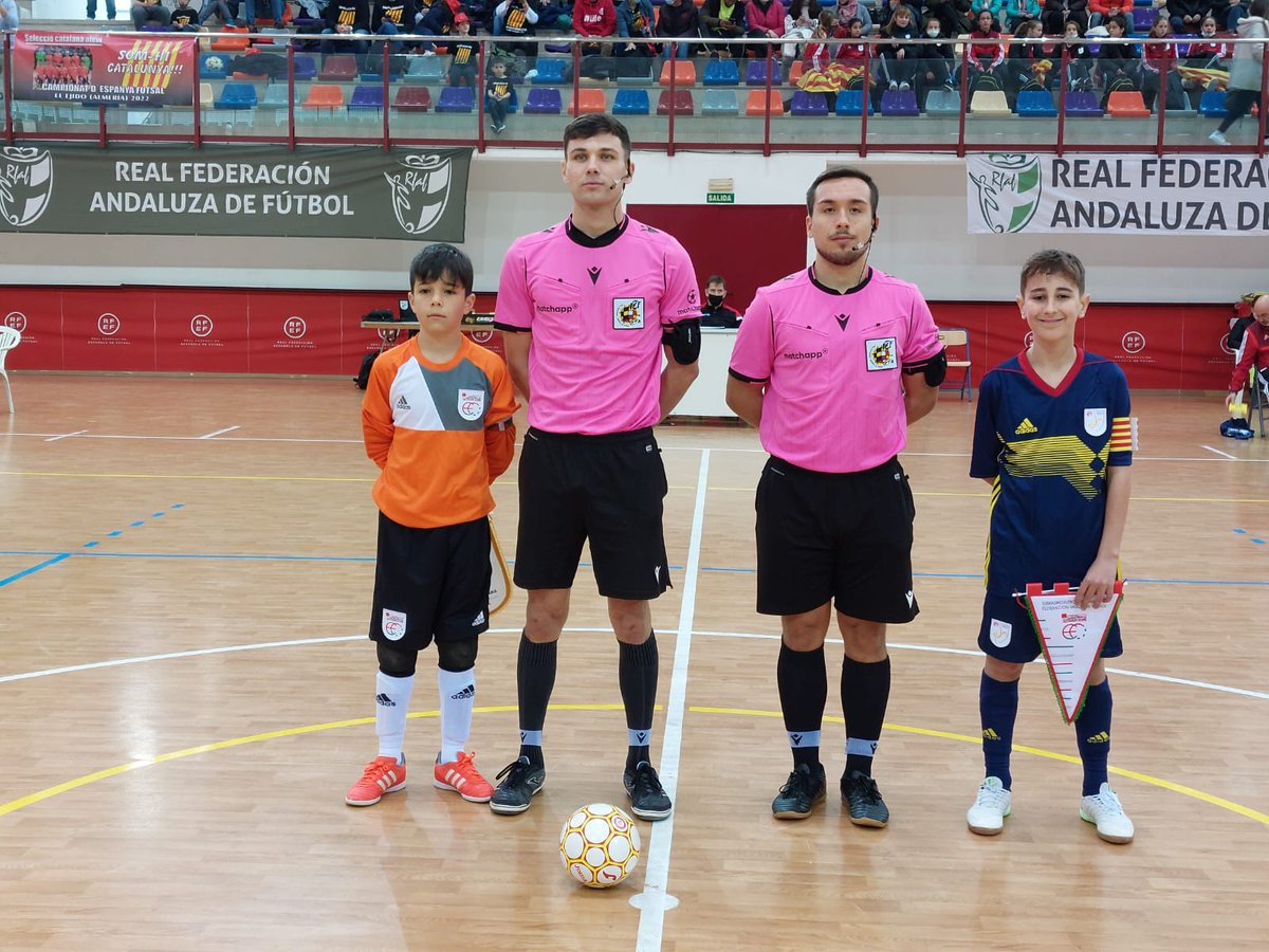 FCF_CAT's tweet photo. 🏆⚽️ Triomf solvent de Catalunya Aleví masculí contra @EFF_FVF per 1⃣5⃣ a 0⃣

🔜 Demà, a les 12.00 hores i en directe a https://t.co/CBlaqmJORl, es jugarà el pas a les semifinals contra @RFAF

🔗 Més a https://t.co/spUDnQ7BrS

#SeleccionsCatalanesFS #CampionatsEspanyaFS #AlevíFS https://t.co/j8GiP2uyJ9