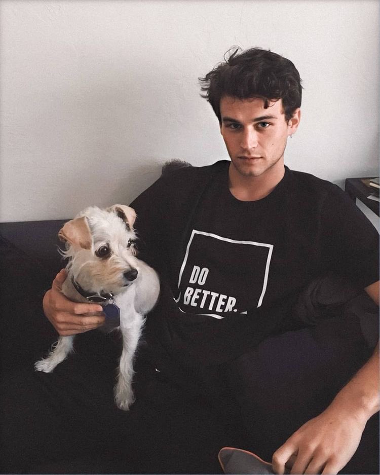 I keep lookin' for somethin' I can't get
Broken hearts lie all around me
And I don't see an easy way to get out of this
Her diary, it sits by the bedside table
The curtains are closed, the cats in the cradle
Who would've thought that a boy like me could come to this