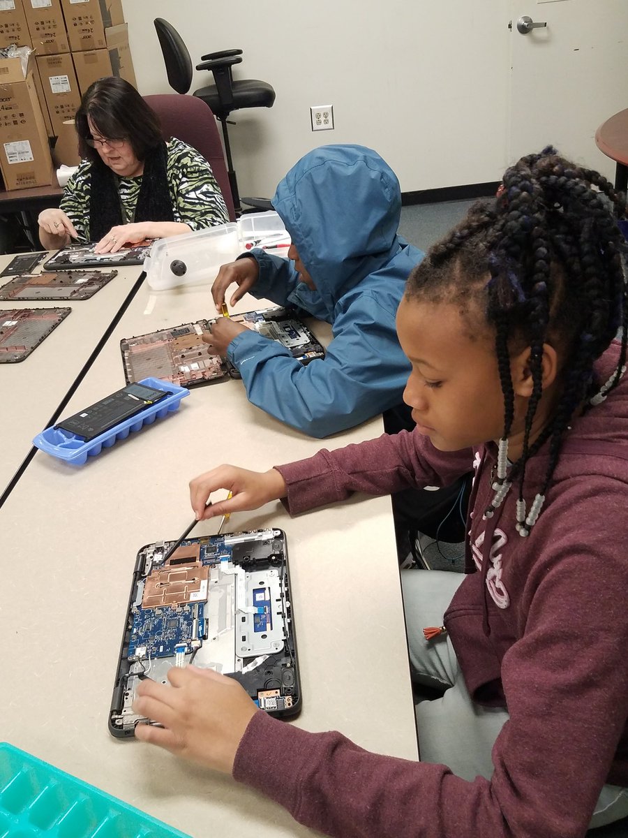 BJMscholars's tweet image. 5th grade @BJMscholars get awesome #STEM experiences like learning computer repair, an invaluable skill that will definitely be useful in their futures! Here come Ithaca&apos;s next great scientists &amp;amp; engineers!!  #steminschools #sciencematters #teamicsd @IthacaNYSchools