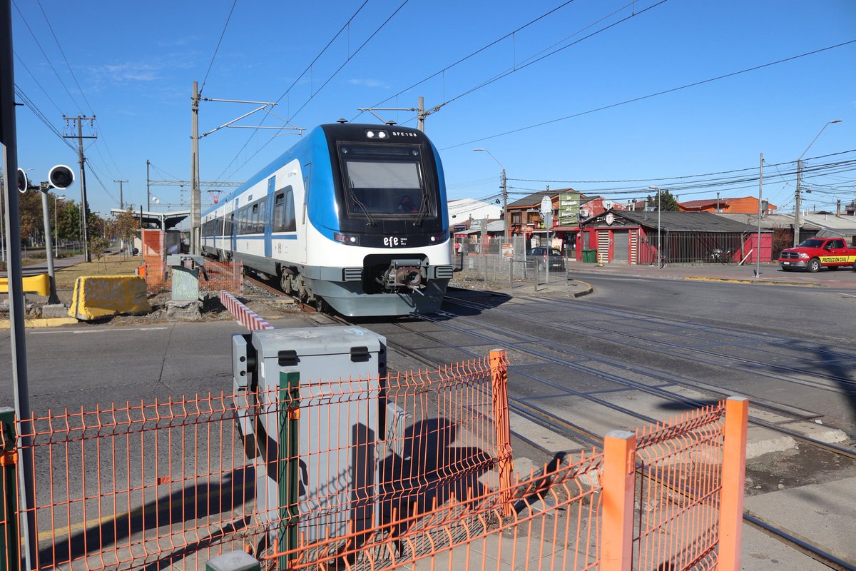 CasaDeLaSeguri1's tweet photo. #Ahora
Dirección de Seguridad Pública junto a @EFE_Biotren realizan una visita en terreno para verificar señaleticas, barreras que mejores la seguridad en cruces ferroviarios de #Coronel
#EFESUR https://t.co/zHIfoQYWVJ