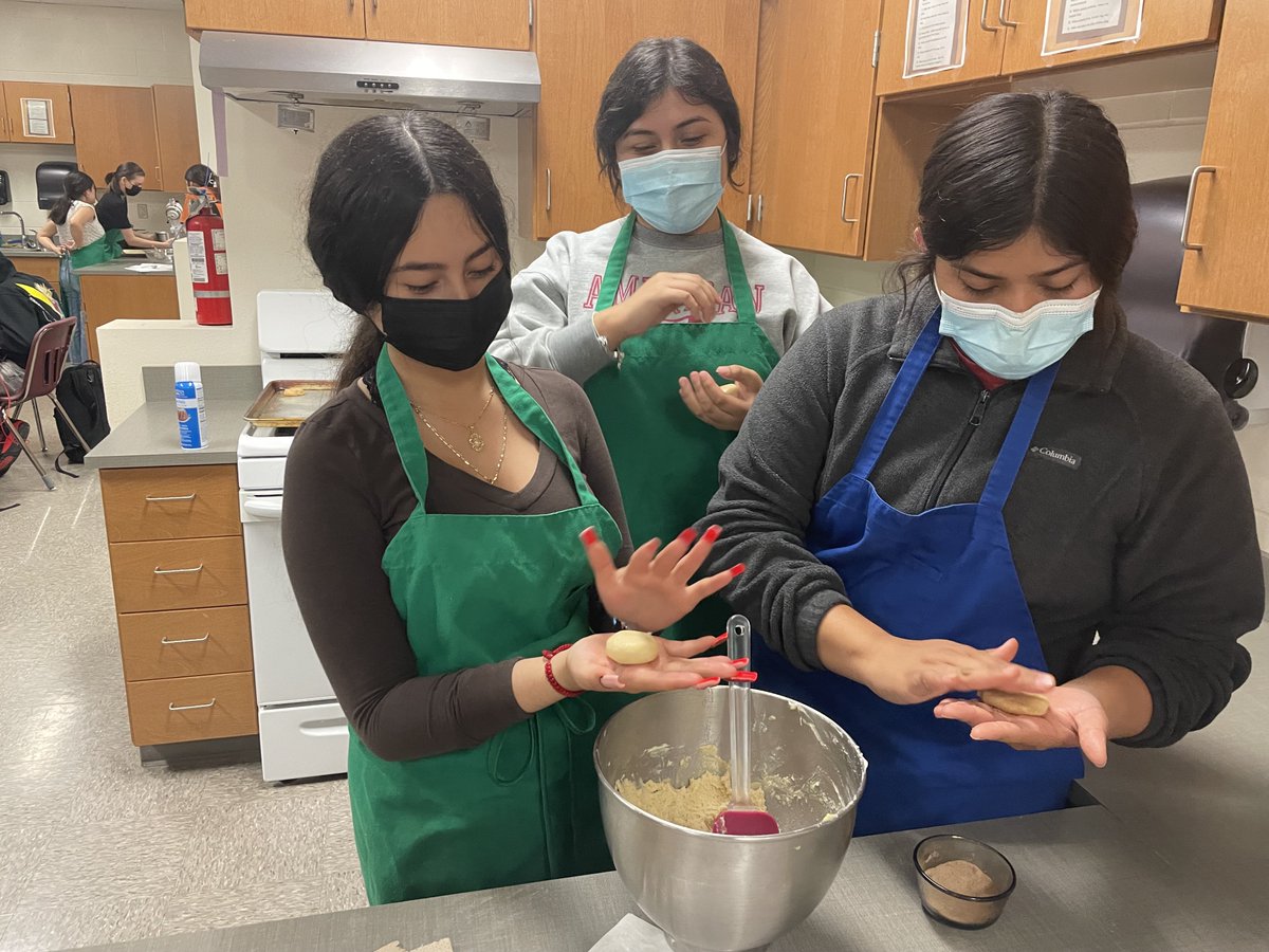 culinaryartslhs's tweet photo. Last week our Intro classes baked Snickerdoodles! 🍪
#IntroCA
#LHSCulinaryArts
#CTELockhart 
#LHS
#LockhartHS
 #LockedonExcellence
#UnLockingPotential https://t.co/tf2IuIsGWR