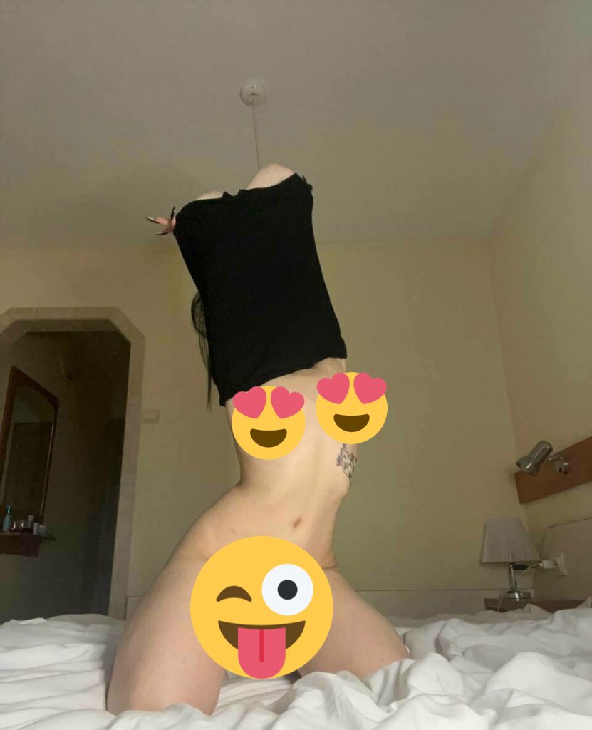 chaude80's tweet photo. RT et follow et tu as une nude en DM pense à m’envoyer une preuve !😋 #nude #rt #nudes https://t.co/QRQtO0yVXR