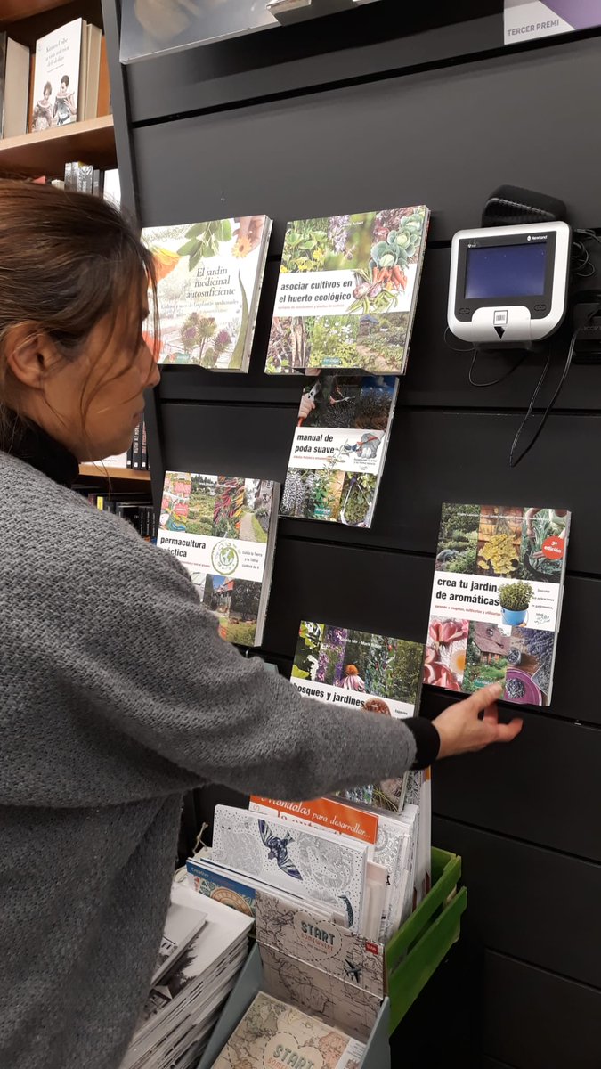 Estem molt contentes amb els diversos exemplars que ens acaben d’arribar per al cultiu de l’#hort i el #jardí! 🥕“Manual práctico del huerto ecológico” i “Elabora tu propio lombricompost” de #MarianoBueno 🥦“Crea tu jardín de aromáticas” VV.AA.