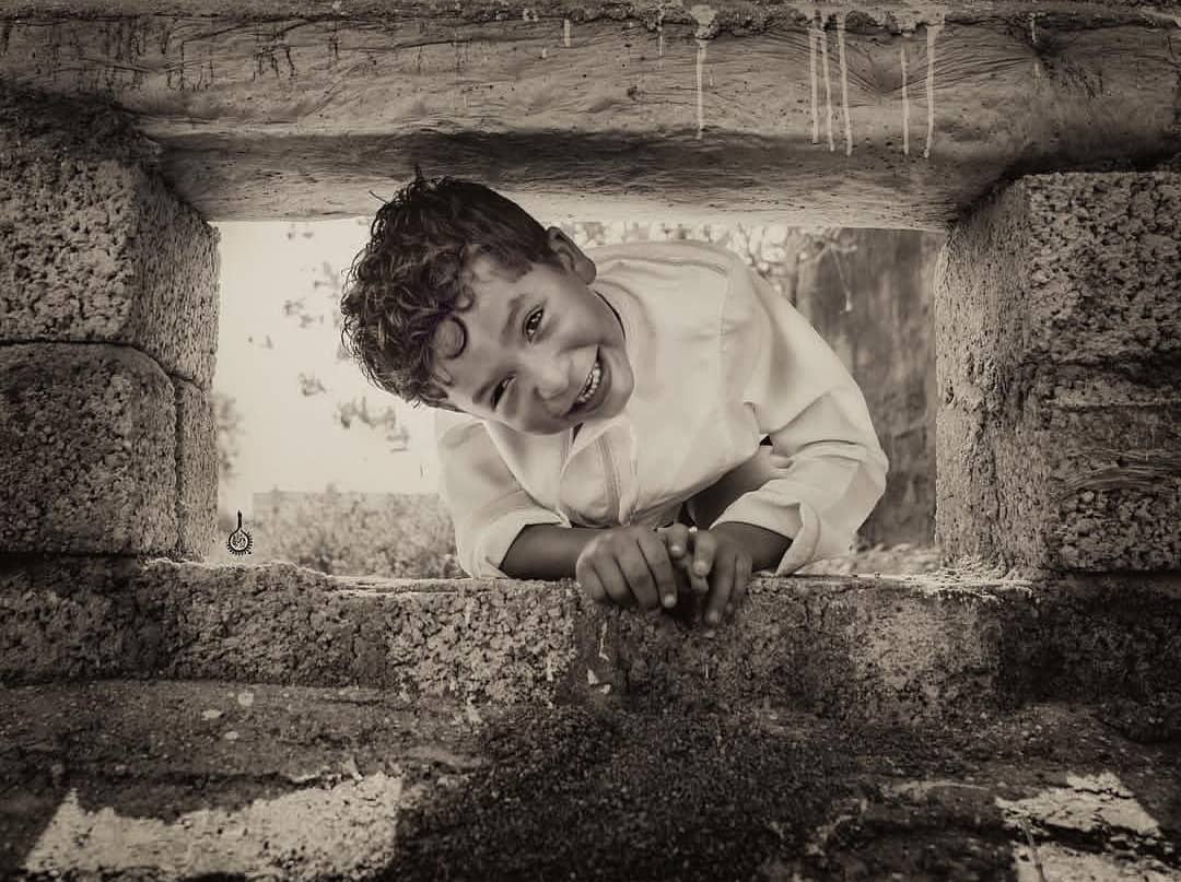 " لدينا جميعًا بلا استثناء أشياء صغيرة مختلفة تُشكّل هويتنا وتجعلنا نحن دون غيرنا : ربما رهافة القلب، رقة الإحساس، ضمير حي، روح تفيض بالرحمة، عينان ممتلئة بالحنان، أو يد مُطمئِنة..قد يعتبرها البعض نقاط ضعف فينا ولكن لسنا بحاجة إلى تغييرها بل يمكننا إختيار من نشاركها معهم بعناية "