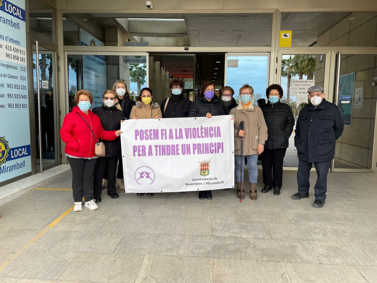 Pspvhn's tweet photo. Noticies de la comarca
Silenci a l’Horta Nord a la porta dels ajuntaments per l’assassinat vicari de Sueca.
Dolor i repulsa https://t.co/2wE6ekUhW2