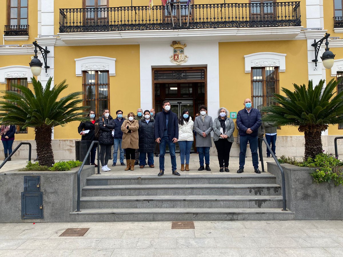 Pspvhn's tweet photo. Noticies de la comarca
Silenci a l’Horta Nord a la porta dels ajuntaments per l’assassinat vicari de Sueca.
Dolor i repulsa https://t.co/2wE6ekUhW2