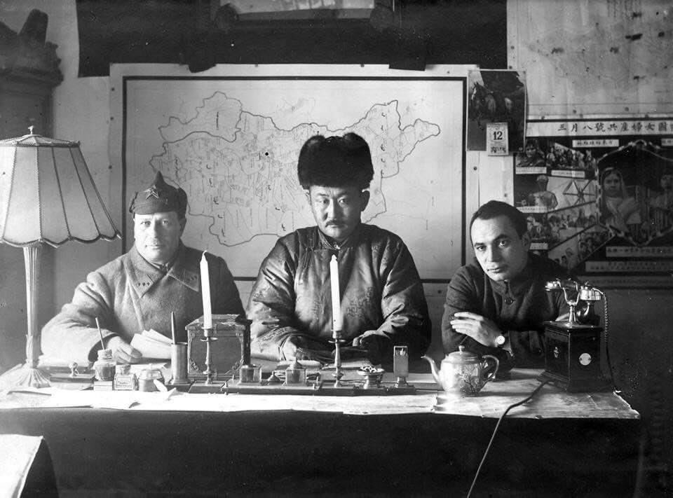 ДХГ-ын дарга Н.Хаянхярваа 1926 онд орос сургагч нарын эрх хэмжээг тодорхойлсон дүрмийг батлан мөрдүүлж, Я.Блюмкийг "эрх хэмжээнээс хэтэрч улсын хэрэгт оролцсон" үндэслээр Монгол улсаас хөөв. /зүүн гар талд Блюмкин/
1928 онд зүүнтнүүд Хаянхярвааг огцруулж 1929 онд дүрмийг цуцлав.