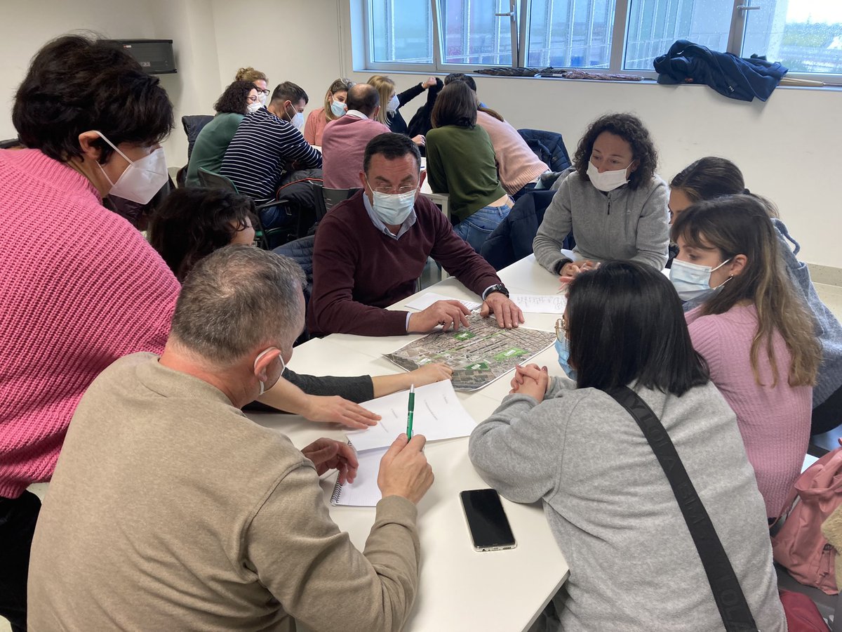 GVAhgandia's tweet photo. 📑 🏥 Los profesionales de Atención Primaria y los residentes del Departamento se ponen al día en recomendación de Activos para la Salud, de la mano del centro de Salud Pública y del Ayuntamiento de Gandia. https://t.co/JpMcggacPd