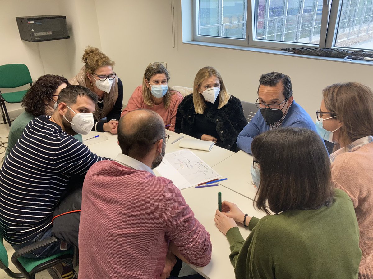 GVAhgandia's tweet photo. 📑 🏥 Los profesionales de Atención Primaria y los residentes del Departamento se ponen al día en recomendación de Activos para la Salud, de la mano del centro de Salud Pública y del Ayuntamiento de Gandia. https://t.co/JpMcggacPd