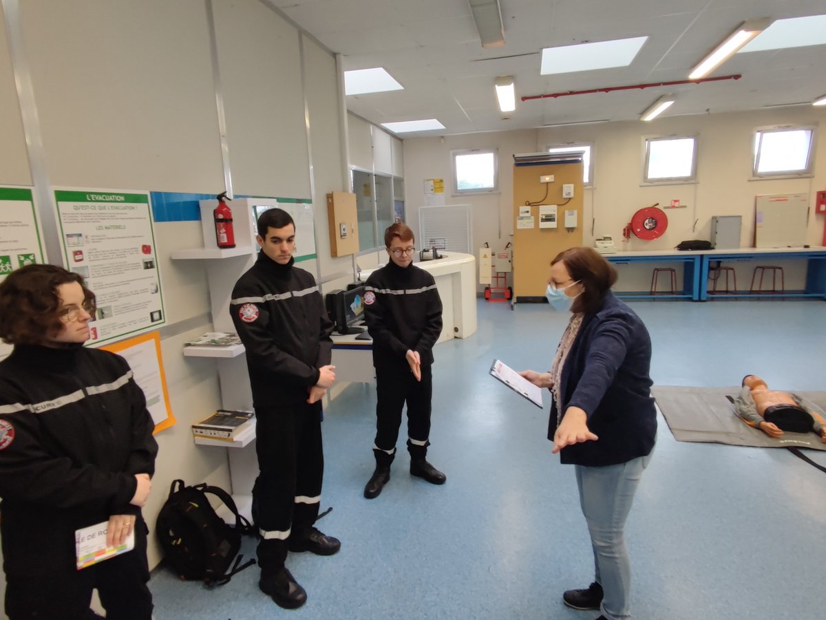 AcAmiens's tweet photo. 🏆 Olympiades de la sécurité au @LyceeRothschild de Saint-Maximim !
44 élèves issus des 5 lycées de l'académie dispensant la formation « métiers de la sécurité » ont concouru autour d'épreuves thématiques allant du secours à la personne à l'extinction d'incendie 🔥👏 https://t.co/6bAtOFsili