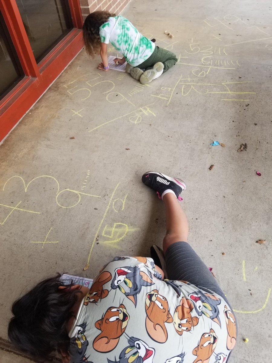 MrsDMLynn's tweet photo. When the weather is "not too hot and not too cold, but JUST right", you take math fluency practice outside! @SISDSpecialSvcs @PatlanES https://t.co/0FYgBhOsta