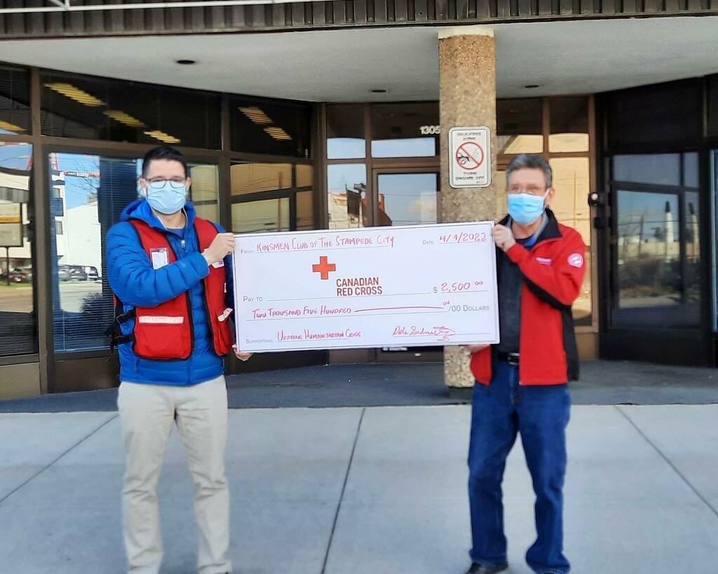 Dale, one of our members presenting a cheque to the <a href="/redcrosscanada/">Canadian Red Cross</a> in support of the Ukrainian Crisis Fund 🍁 #kinsmen #kin #servingthecommunity #calgary #yyc #calgaryvolunteers #supportcalgary instagr.am/p/Cb-Wo3krX-i/