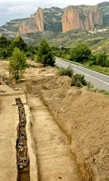 In his speech to Spanish parliament, #Ukraine president <a href="/ZelenskyyUa/">Volodymyr Zelenskyy / Володимир Зеленський</a> rightly compares his country in 2022 w/ the Nazi bombing of #Basque town Gernika in 1937.
Worth remembering that today there are still 140.000 people killed by Franco's dictatorship buried in #RogueSpain's roads