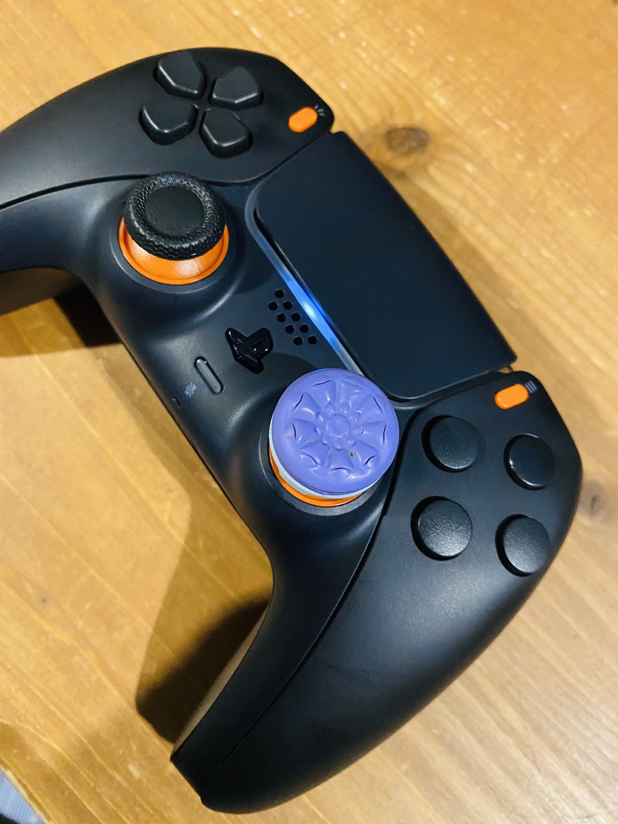 Tsubasa0550's tweet photo. 待ち望んでたコントローラーがついに届いた！！

背面ボタンの位置がちょうどよい。

ボタンとかスティック周りの色変えるのをサービスで対応して下さるとか神すぎた！
トリガーもめっちゃいい！！

オススメ！

#quickcat https://t.co/BAvYkQsTaS