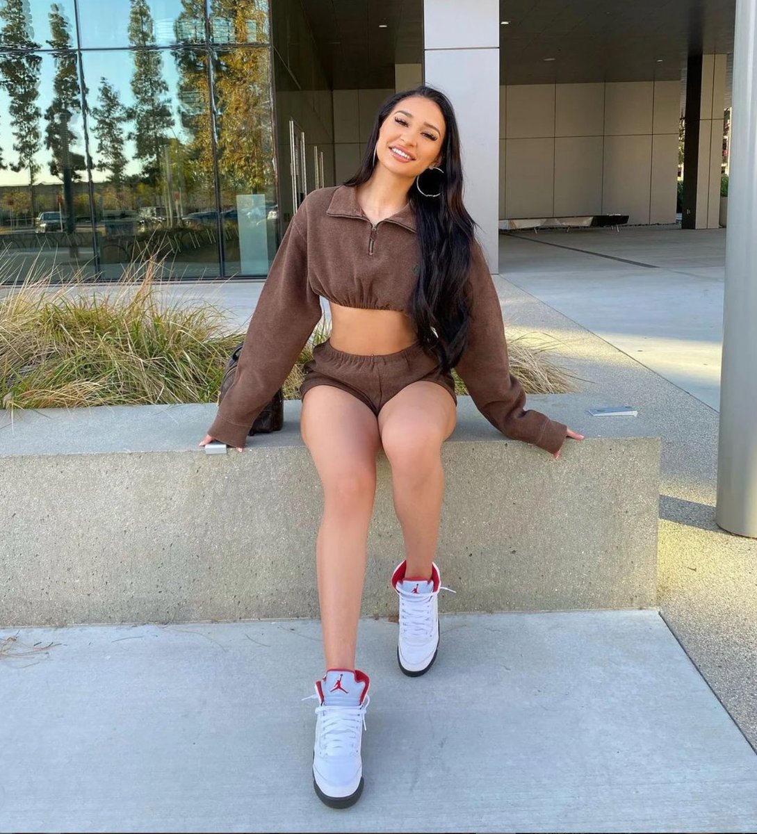 hustlesole's tweet photo. “The question isn’t who is going to let me, it’s who is going to stop me.” – Ayn Rand

Photo By: brianadelgadoo
Visit https://t.co/SByDbaskeB Best Online Urban Boutique 

#PrettyKicks #hustlesole #fashion #womensneakers #Sneakers #wcw #womenquotes #snrkgirl #Sneakerhead https://t.co/suDznOkh8Y