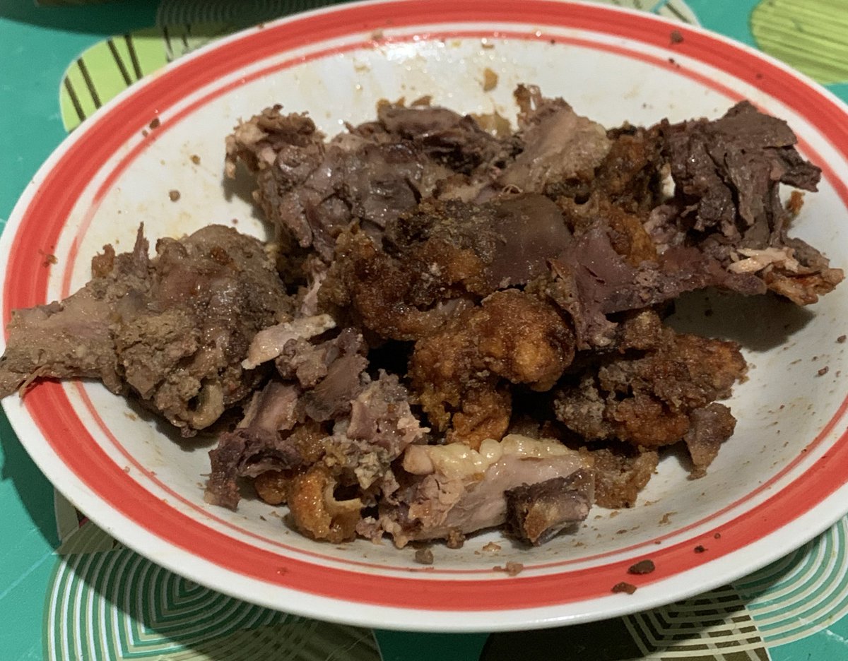 sya1qahh's tweet photo. Sampainya hati jual dekat orang yang puasa macam ni.��
Abah ada beli rangka ayam RM5 dekat bazaar. Bila nak berbuka tu, terkejut tengok dalam rangka tu penuh isi perut ayam. Tak siang ke? Tengokla pedal pun tak cuci. Semata rangka celup tepung. https://t.co/PsZ84aMw5T