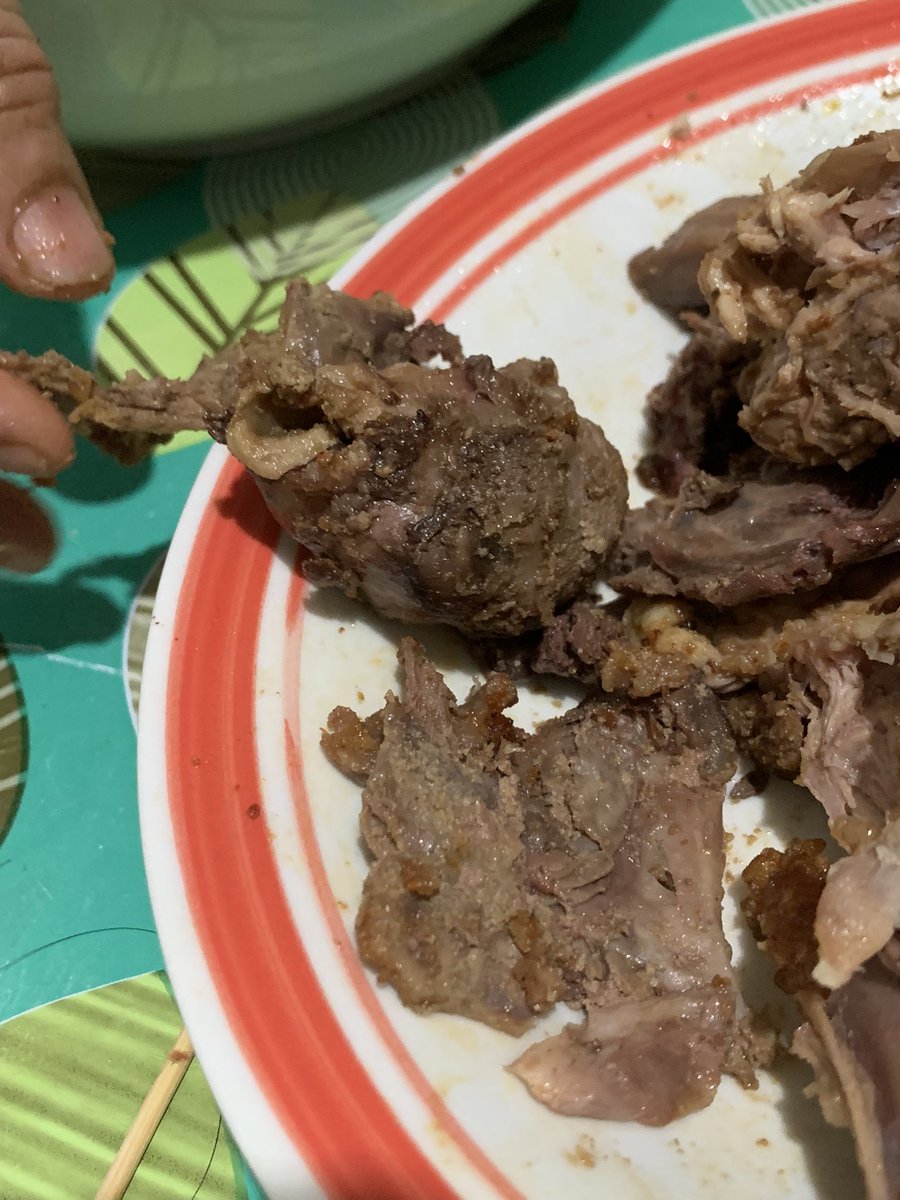 sya1qahh's tweet photo. Sampainya hati jual dekat orang yang puasa macam ni.��
Abah ada beli rangka ayam RM5 dekat bazaar. Bila nak berbuka tu, terkejut tengok dalam rangka tu penuh isi perut ayam. Tak siang ke? Tengokla pedal pun tak cuci. Semata rangka celup tepung. https://t.co/PsZ84aMw5T