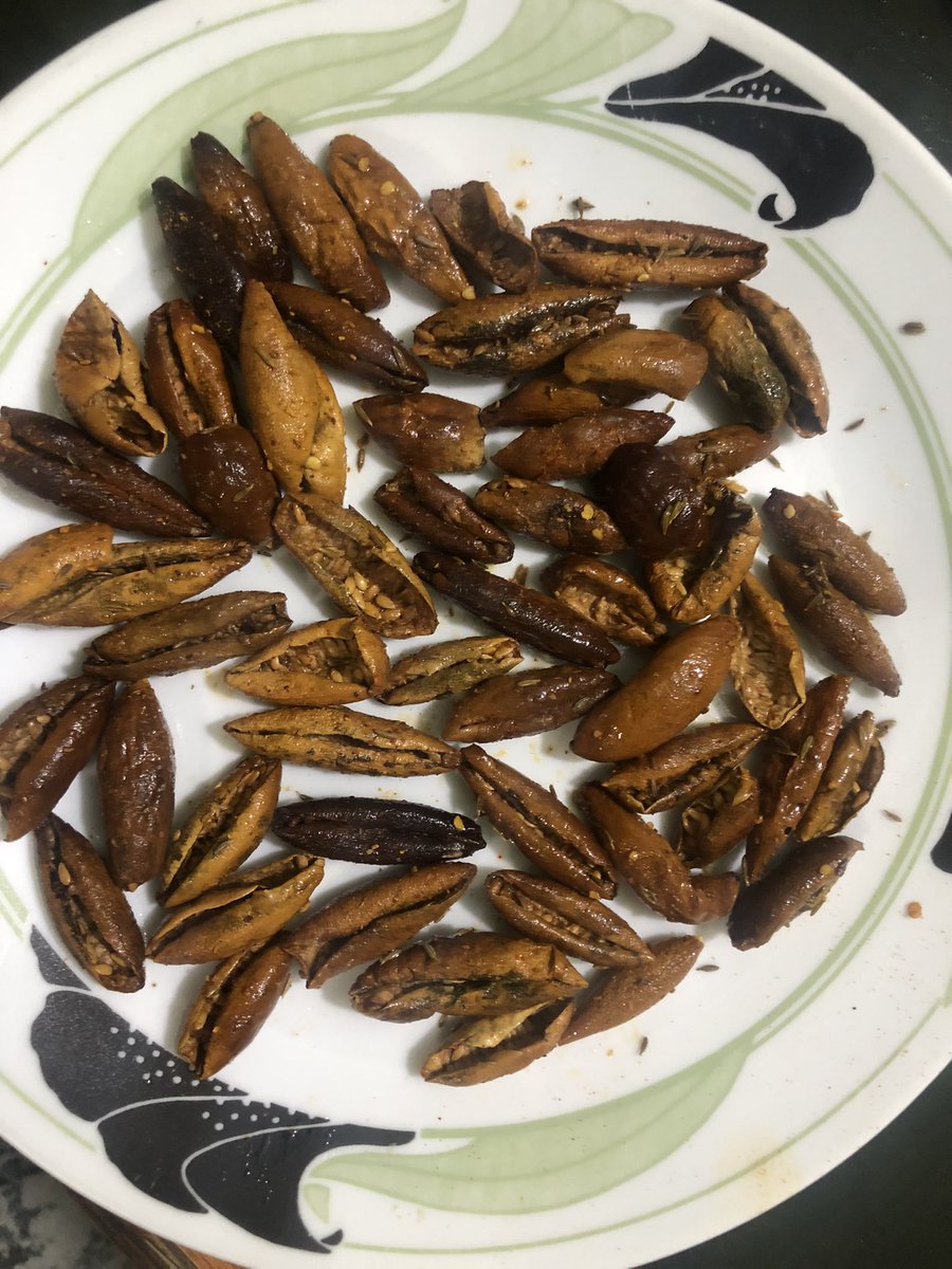 amarguriro's tweet photo. My #Bhabhi sent some dried Thari vegetables, including these organic dried #wildmelon or #WildCucumisMelo (#Chibhar or #Mateera in #Sindhi). These can be boiled and cooked just like any fresh vegetable, but I love frying them and using as evening snacks.
#DesiFood #ThariFood https://t.co/mPUEYhkDAo