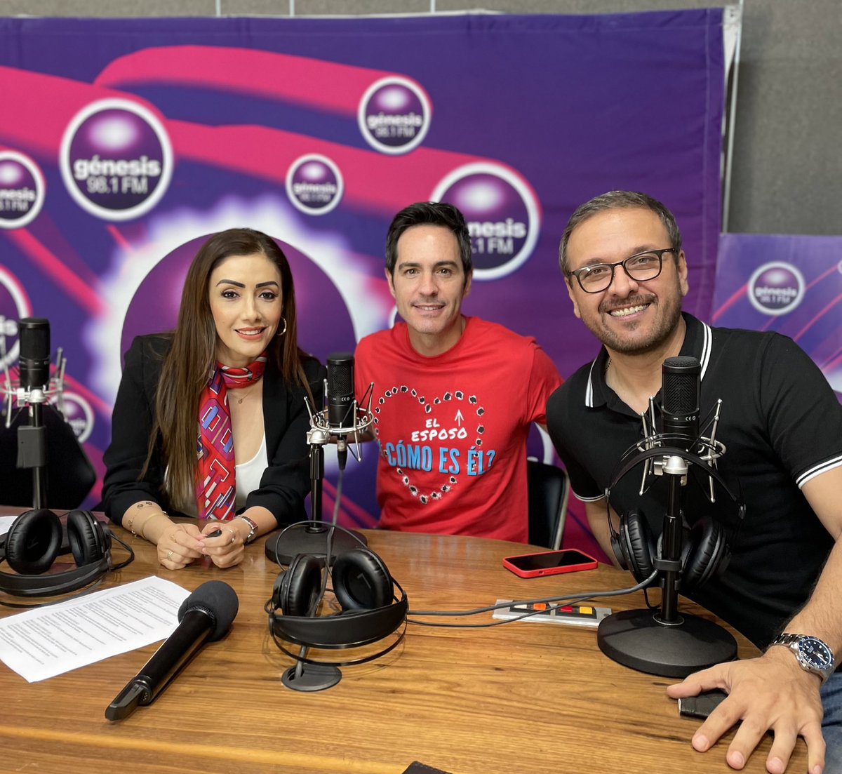 Ya esta <a href="/MauOchmann/">Mauricio Ochmann</a> en #QueShow promocionando su nueva película 🎥 ¿Y cómo es él? 🤩 con <a href="/coraneldagzz/">Cora Nelda Gonzalez</a> &amp; <a href="/alexlopezfm/">Alex López</a>