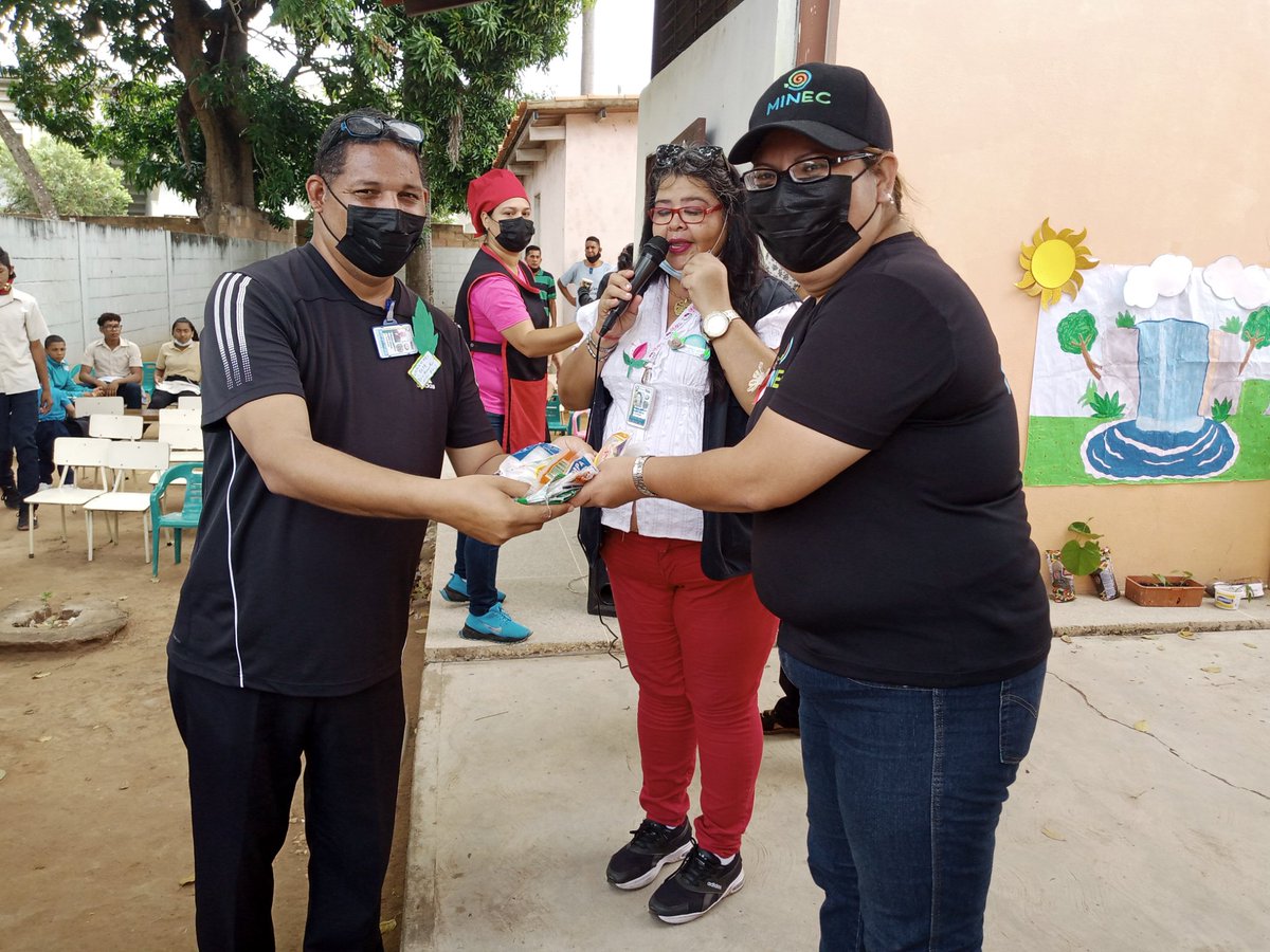Bolivar_Cdce's tweet photo. Bajo las orientaciones de Pdt.@NicolasMaduro  y Ministra @_LaAvanzadora a través del PTMS, con el apoyo de Minec, desde el CEI Carlos Afanador Real, mcpio Angostura del Orinoco, se efectuó la actividad "Sembrando un Araguaney" y recolección de bolsas para vivero tricolor https://t.co/Ch4fAwxJly