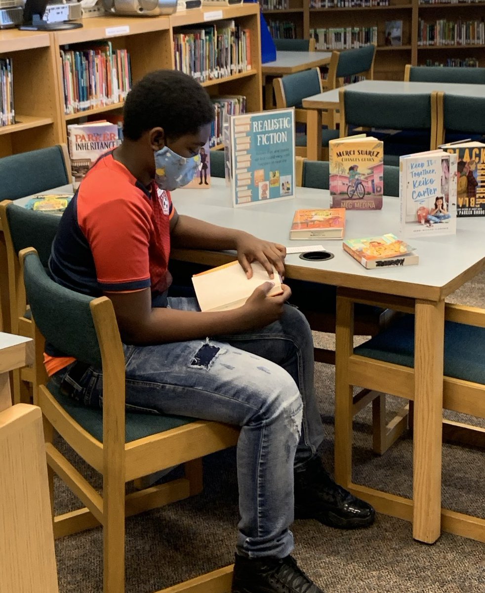 claryfrench's tweet photo. First Chapter Fridays, breakout rooms, book tastings, lunch bunch, book ninja, poetry stations....this list goes on and on! @heatherbmaguire makes Williston's school library a place for connections, creativity, and love! You are appreciated! Thank you! @WillistonTigers https://t.co/P13Qrd34tZ